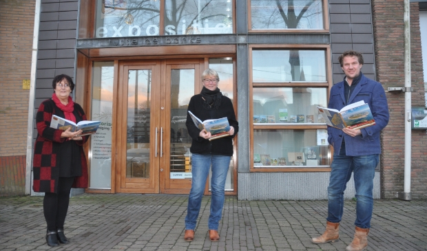 Ina Schrama, Ineke Vonk en Sjoerd de Jong met het boek van de Jumbo. 