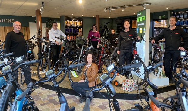 <p>De familie Vermeulen en hun medewerkers in de showroom van Vermeulen Bikes in Den Hoorn. Ze vieren het 25-jarig jubileum. </p>