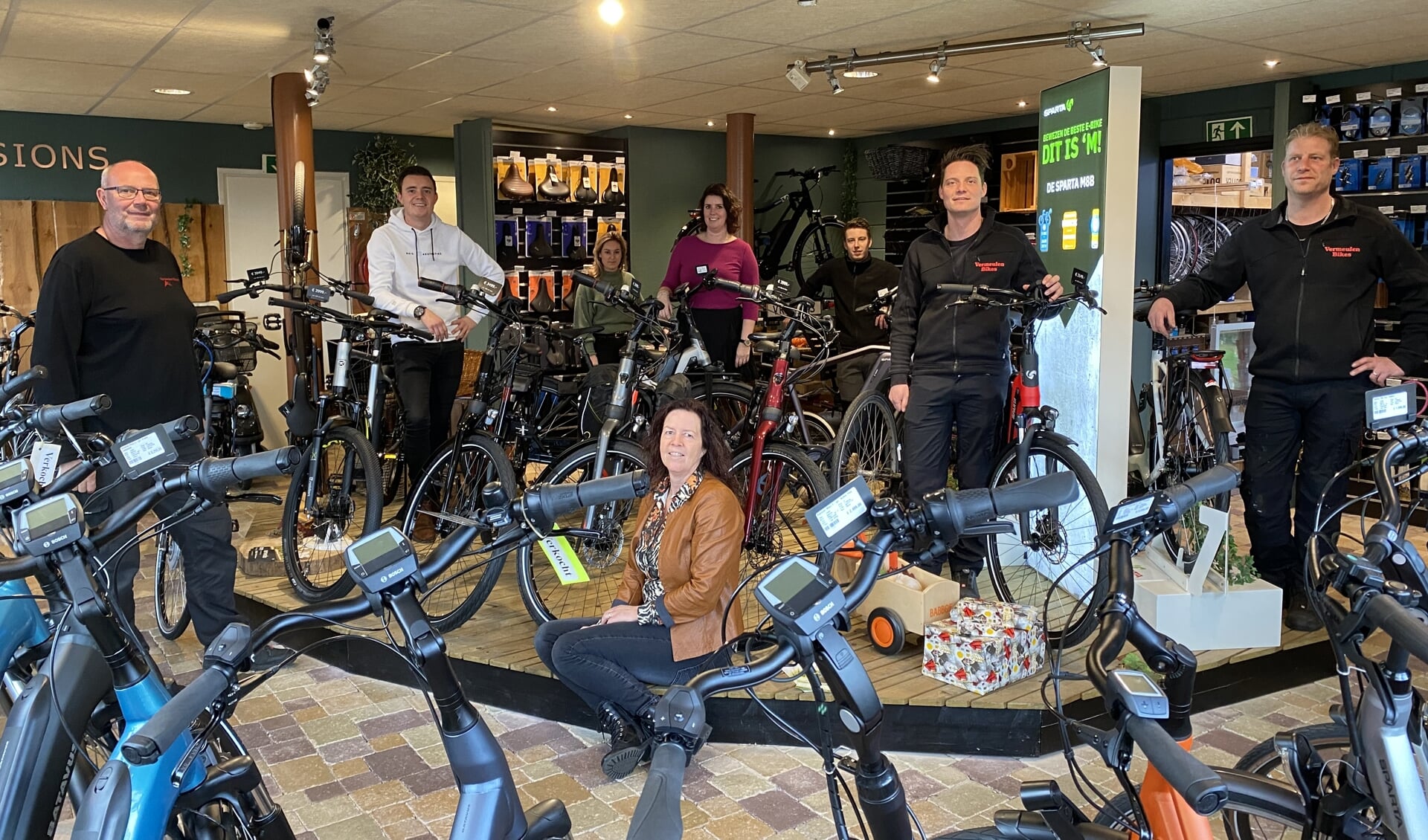 De familie Vermeulen en hun medewerkers in de showroom van Vermeulen Bikes in Den Hoorn. Ze vieren het 25-jarig jubileum. 