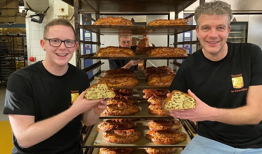<p>Bakkers Wesley Huijsman (links) en Arnold Leijstra met hun succesvolle kerststollen. </p>