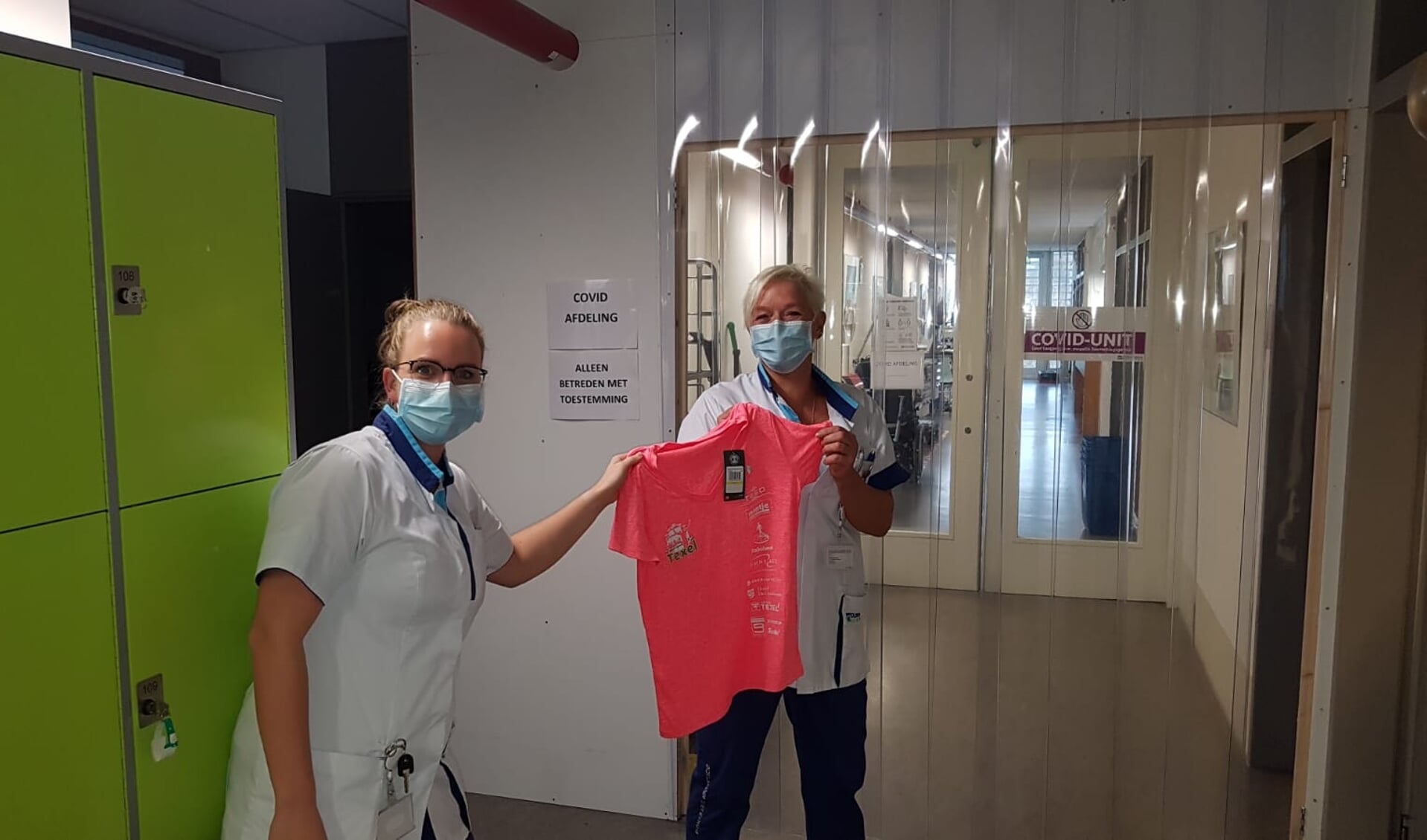 Mariska Koenders (rechts) met de T-shirts in het ziekenhuis van Purmerend.