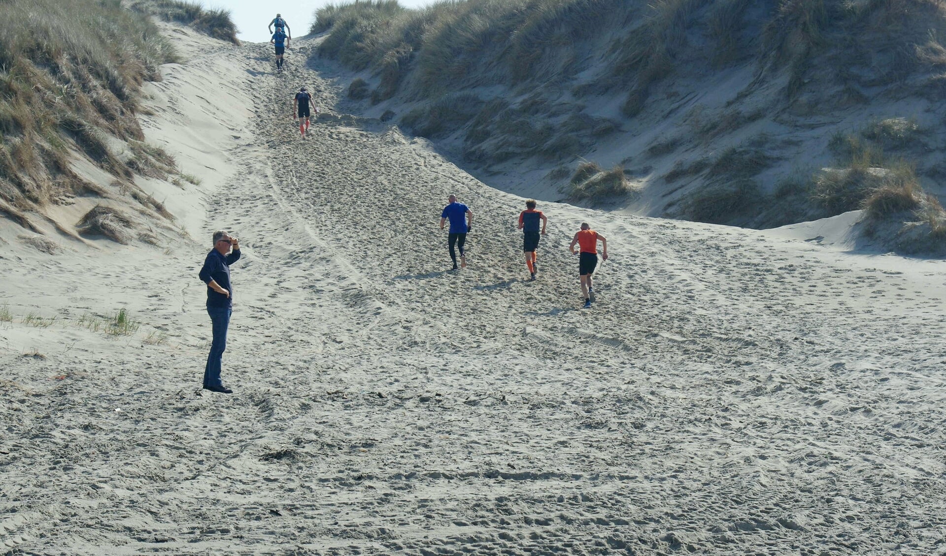 De bij de lopers beruchte duinovergang bij paal 13.72 waar ze - na de start op 't Horntje - het eerste stuk strand van de Zestig van Texel verlaten en naar De Dennen gaan. In 2022 gaat dat al bij paal 12 gebeuren.