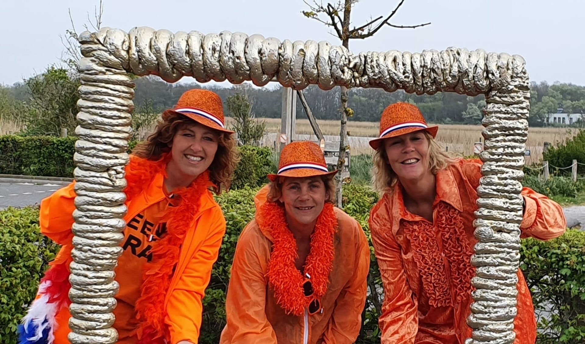 Esther Kuip, Ankie Westdorp en Olga Bruin van de Feestcommissie tijdens Koningsdag in De Cocksdorp.