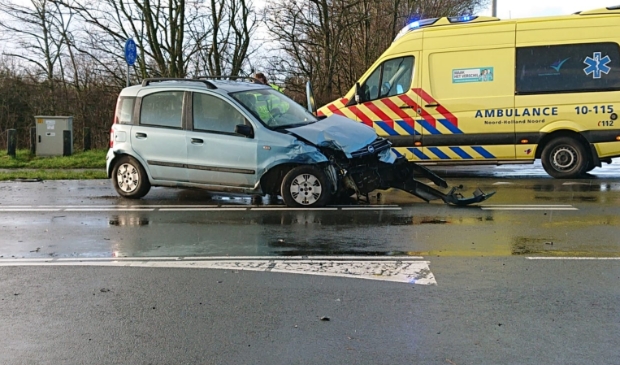 <p>Eén van de zwaar beschadigde voertuigen. </p>