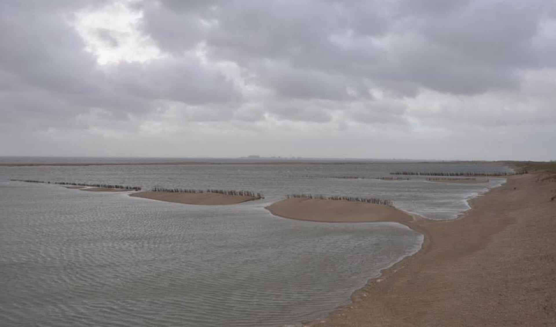 Het nieuwe gebied bij de PH-zanddijk stond onderwater.