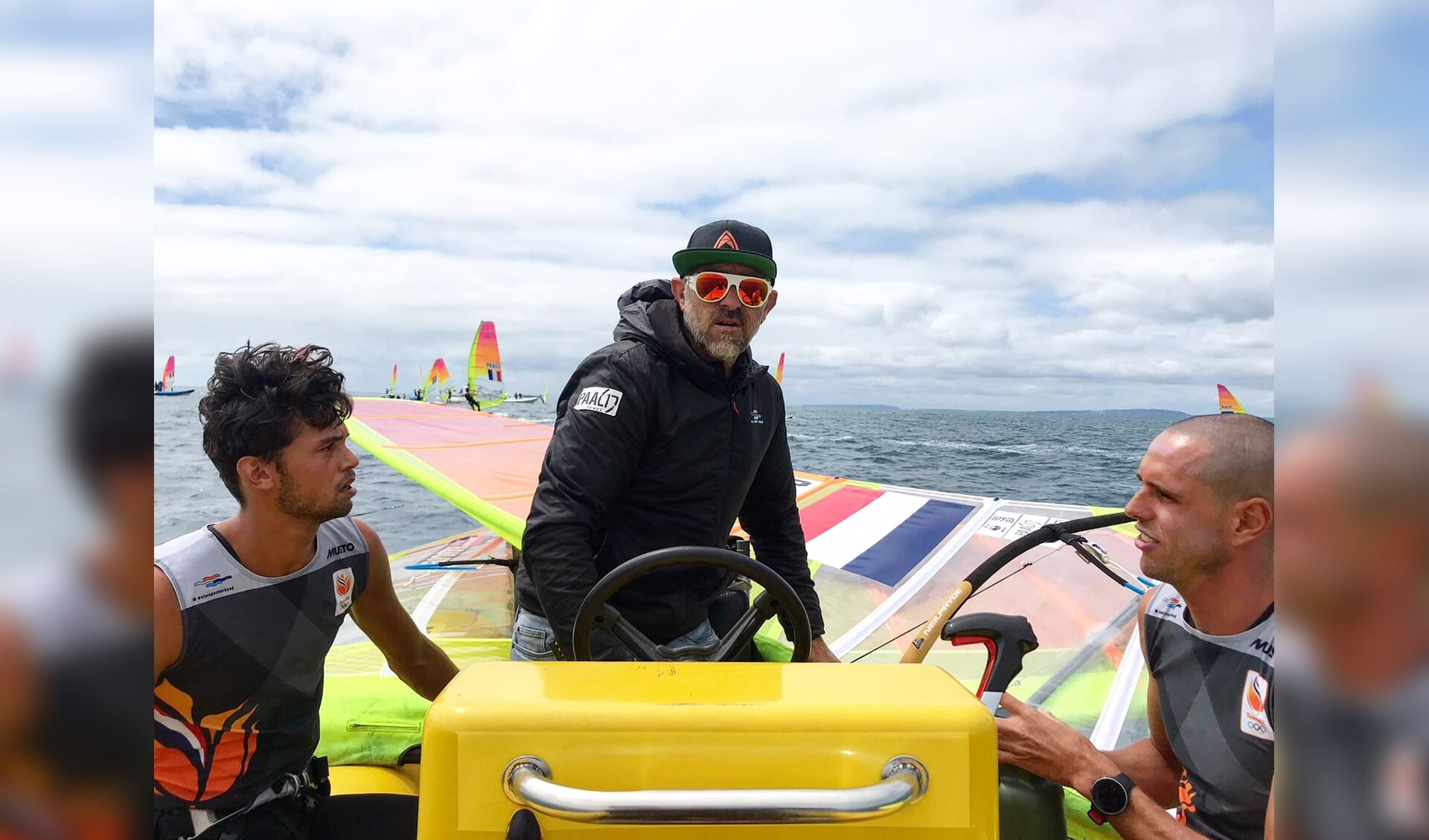 Kiran Badloe en Dorian van Rijsselberghe in de boot bij hun coach Aron McIntosh. 