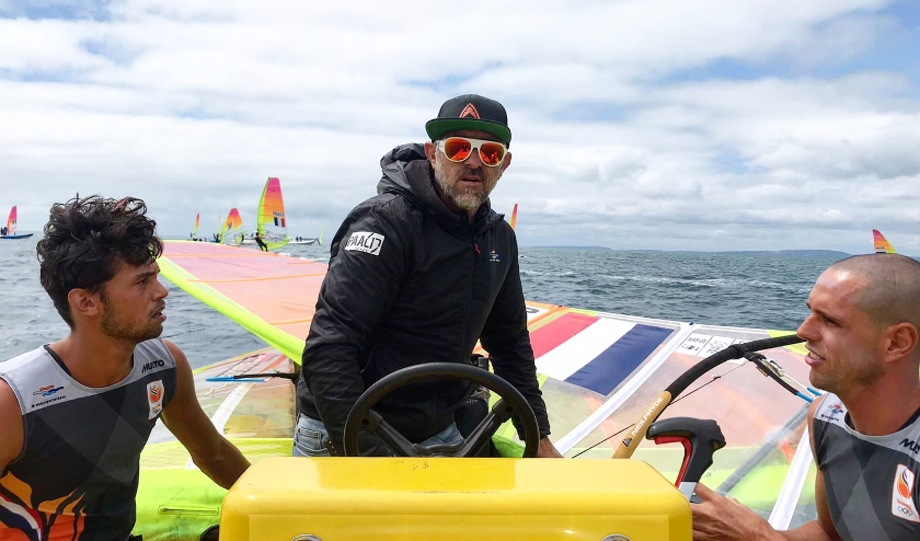 Kiran Badloe en Dorian van Rijsselberghe in de boot bij hun coach Aron McIntosh.