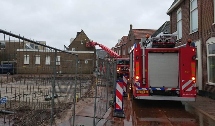 Hulpverlening van de brandweer bij de ingestorte buitengevel in de Warmoesstraat.