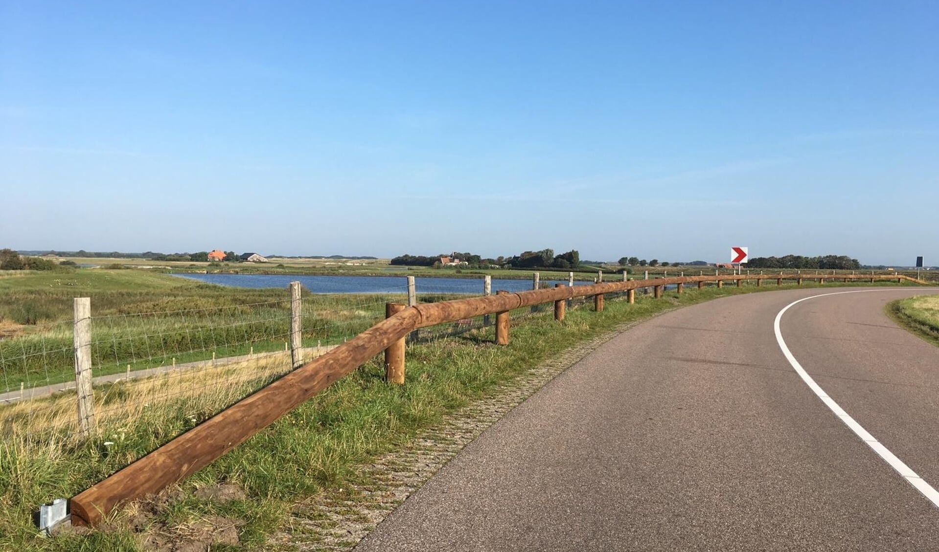 De Zaandammerdijk, ter hoogte van de uitkijkpost over Waalenburg. De heiningen zijn inmiddels weg. 