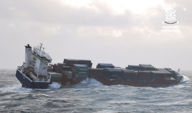 De OOCL Rauma in de storm op zee.