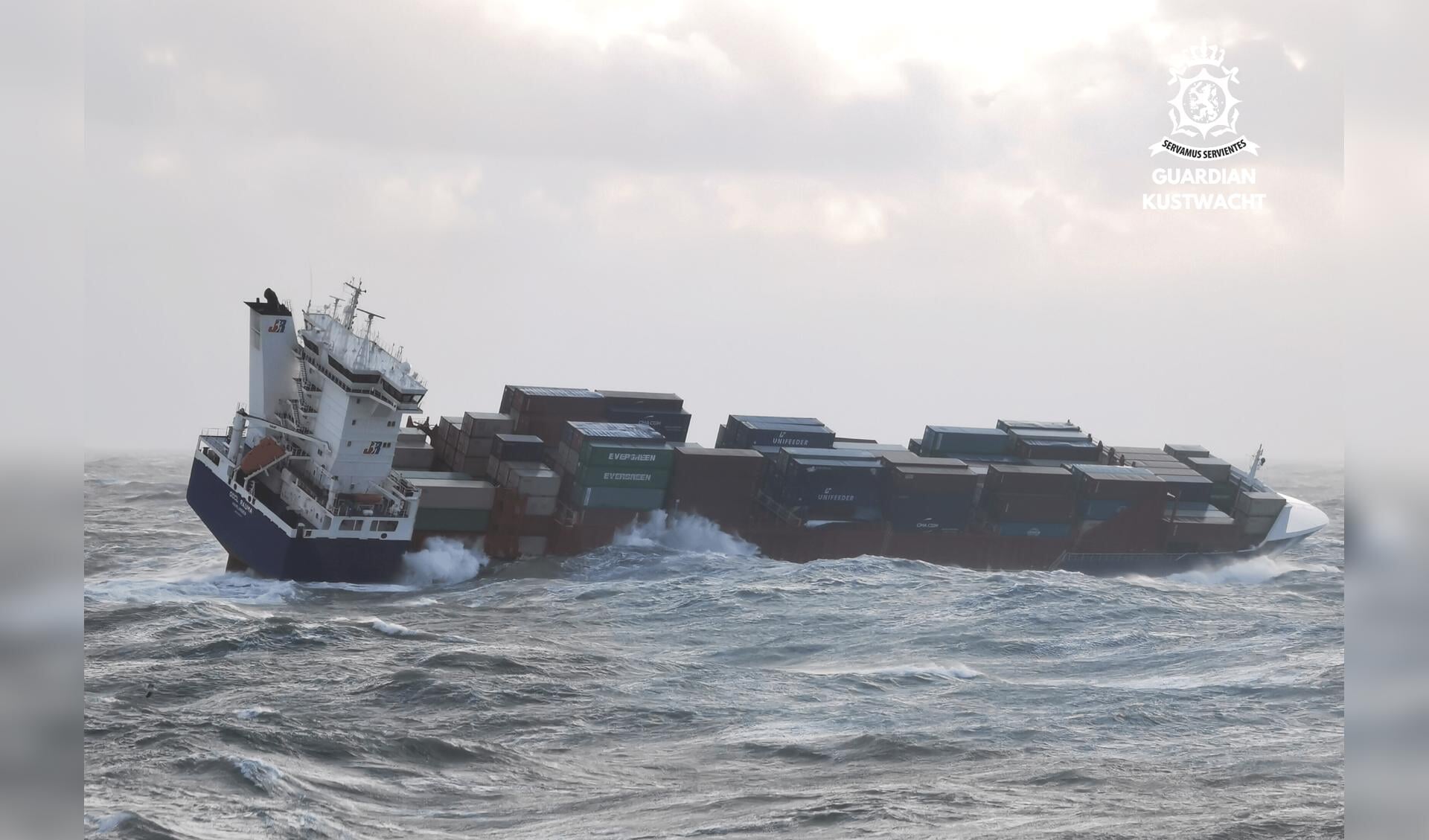De OOCL Rauma in de storm op zee.
