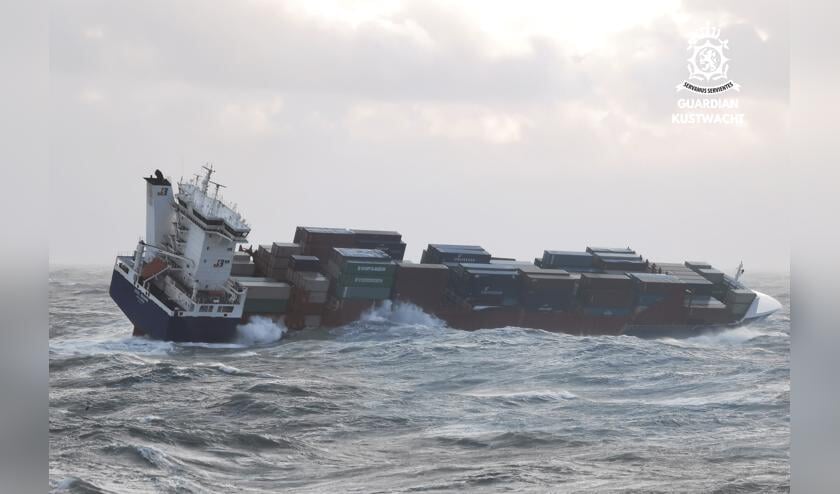 De OOCL Rauma in de storm op zee.