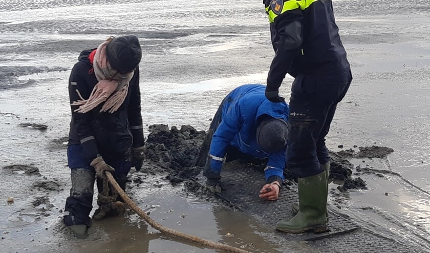 Hulp voor de vastzittende wandelaars.