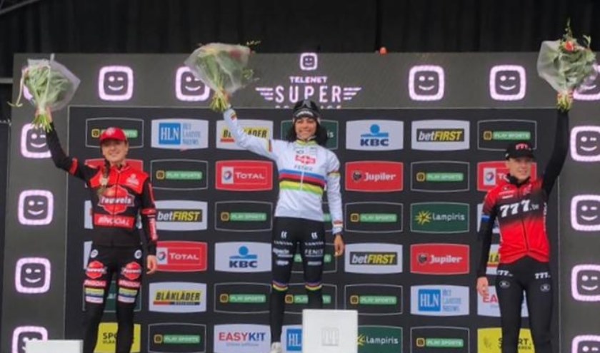 Denise (links) op het podium in het Belgische Middelkerke.