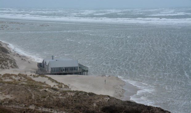 Strandpaviljoen Faro 2 met de voeten in het water.