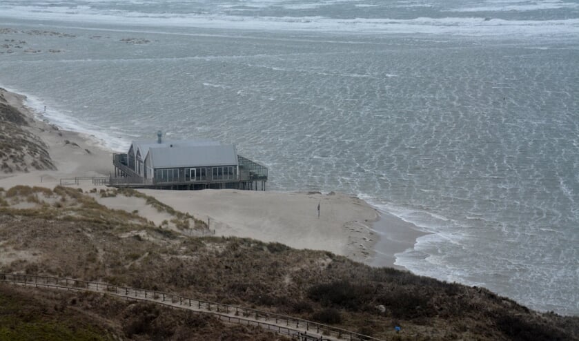 Strandpaviljoen Faro 2 met de voeten in het water.