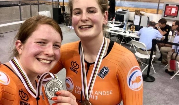 Baanrensters Larissa Klaassen en Imke Brommer pakten zilver in de tijdrit van een kilometer.