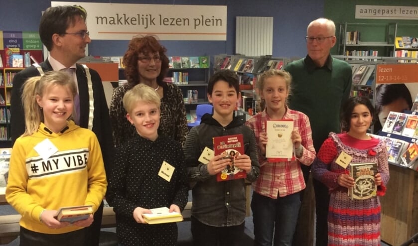 Op de foto vlnr onder: leerlingen Yentl Tuitman, Michael Maas, Mark Amende, Liloe van de Ree en Sidra Zakrya. Vlnr boven: juryleden Michiel Uitdehaag, Rita Penha en Albert Hoven.