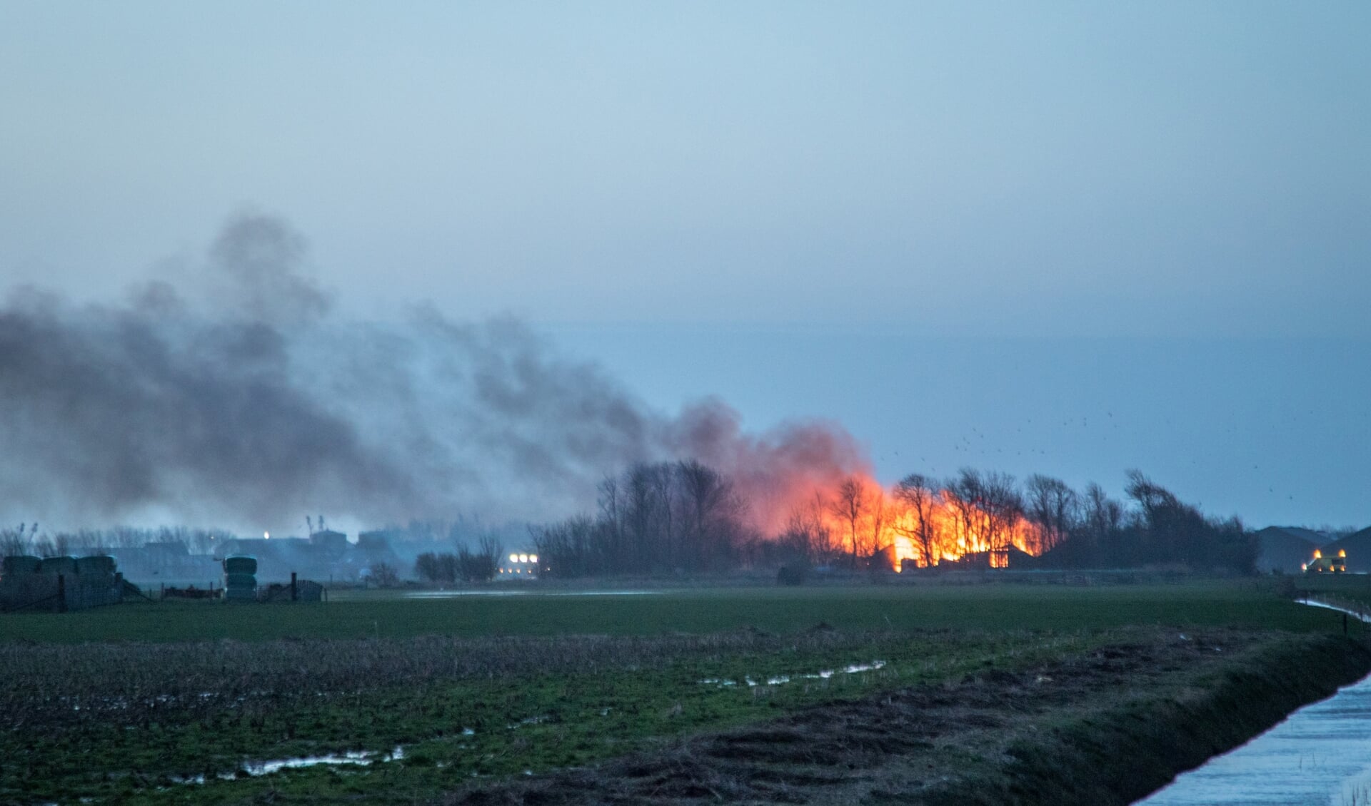 De brand is van grote afstand te zien.