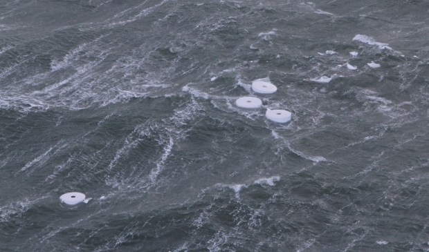 Rollen papier van de Rauma op zee.