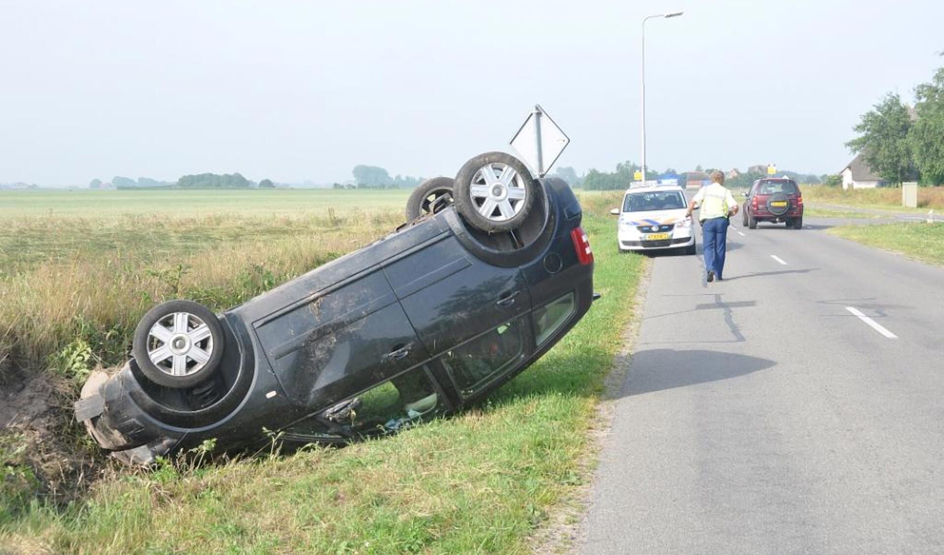 2013: Auto over de kop op de Oosterenderweg. De vraag in hoeverre de gemeente aansprakelijk is bij ongelukken, speelt een rol in het vraagstuk over de maximum snelheid. 
