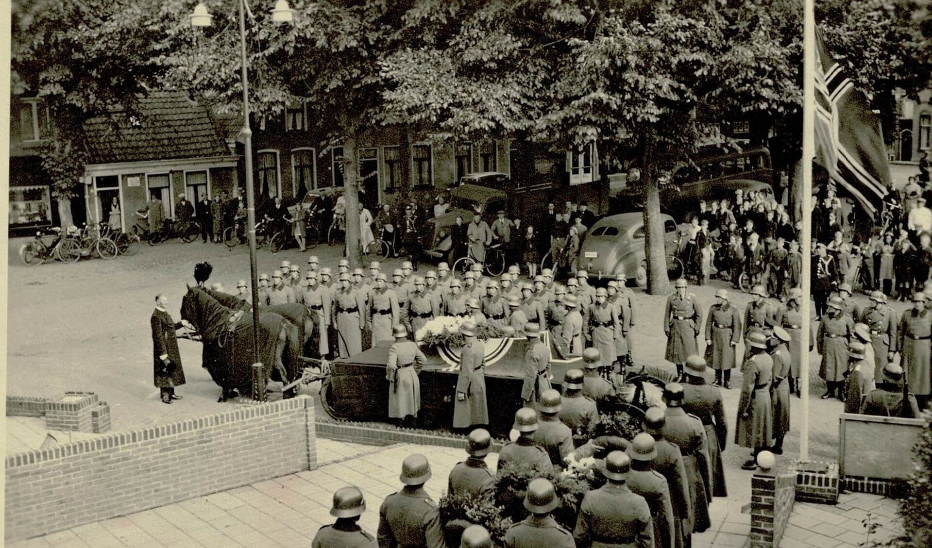 Begrafenisplechtigheid op de Groenepaats van een aangespoelde Duitse soldaat. 