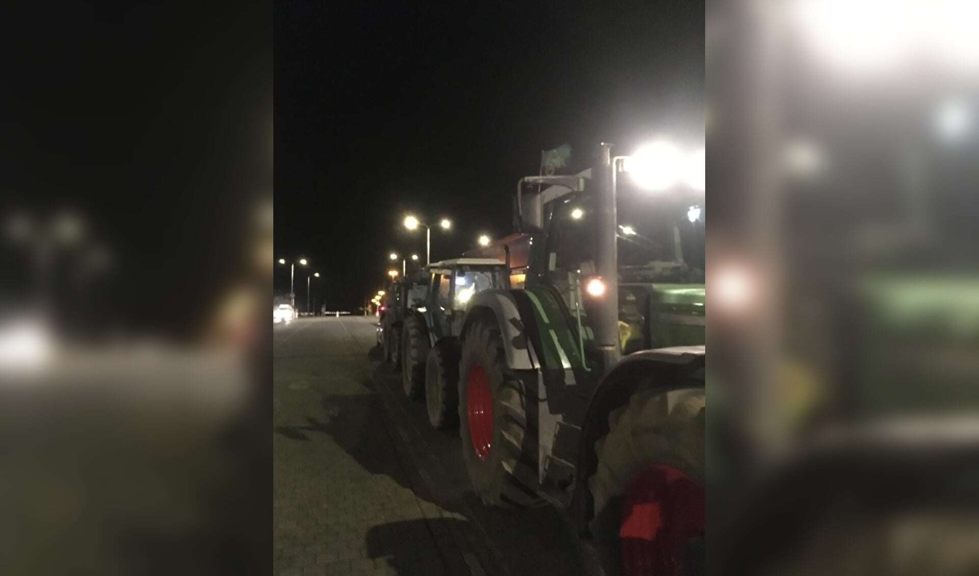 Trekkers woensdagmorgen vroeg op het opstelterrein op de veerhaven van Texel. 