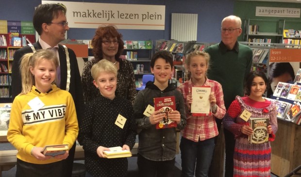 Op de foto staan vlnr: Jury: Michiel UitdeHaag, Rita Penha, Albert Hoven. Leerlingen: Yentl Tuitman, Michael Maas, Mark Amende, Liloe van de Ree, Sidra Zakrya.