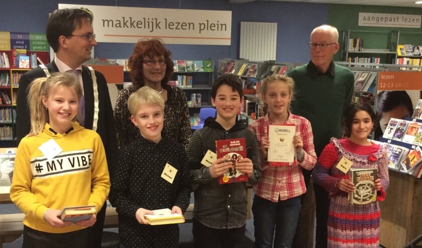 Op de foto staan vlnr: Jury: Michiel UitdeHaag, Rita Penha, Albert Hoven. Leerlingen: Yentl Tuitman, Michael Maas, Mark Amende, Liloe van de Ree, Sidra Zakrya.