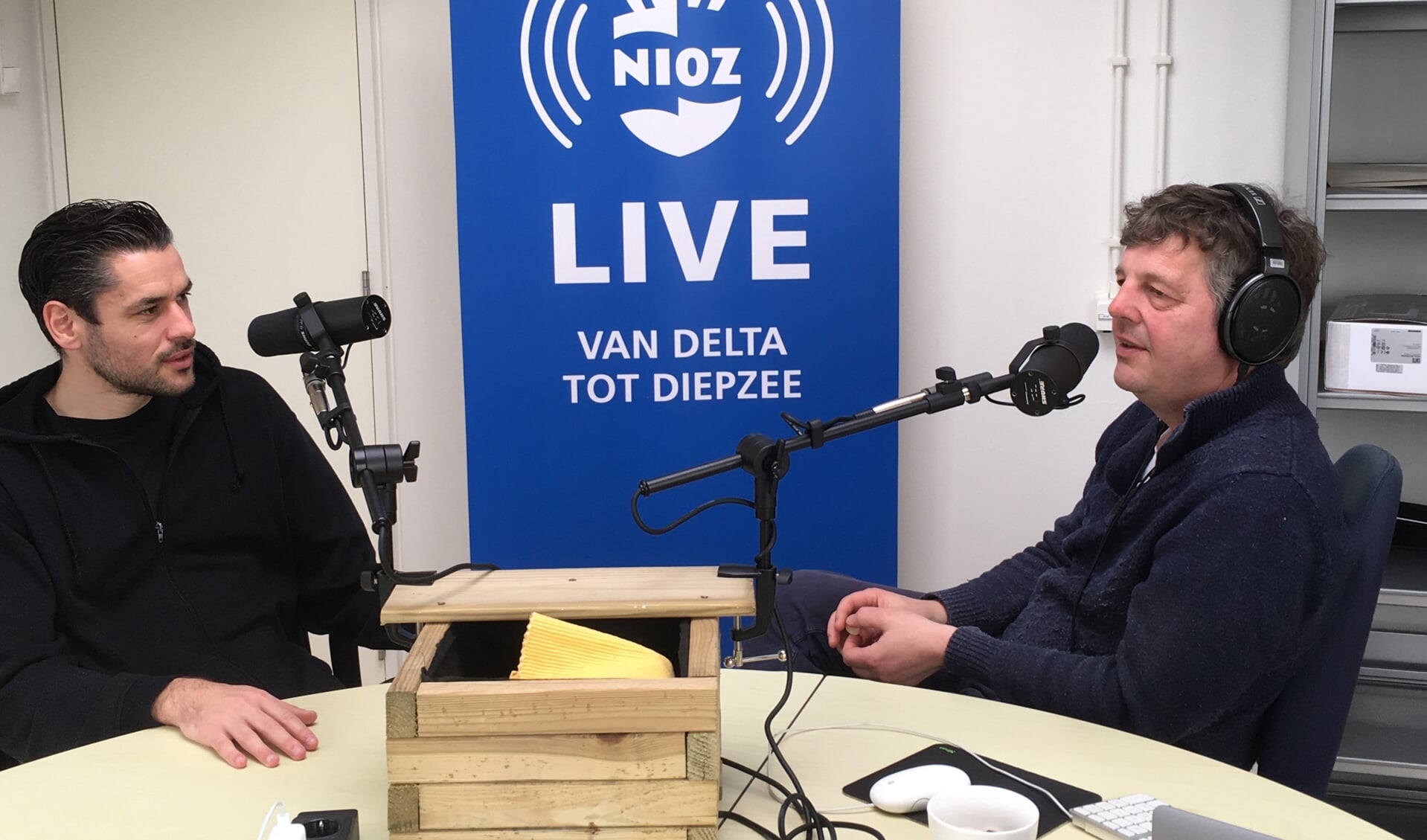 Mathijs Deen (rechts) interviewt Sjoerd Groeskamp voor Natuurwijzer.