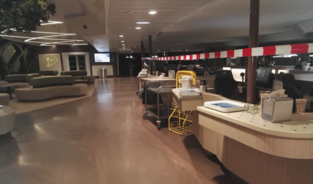 De huidige situatie aan boord van de Texelstroom; het buffet is gesloten, mensen is gevraagd in de auto's te blijven en voetgangers/fietsers moeten verspreid uit elkaar gaan zitten tijdens de overtocht.