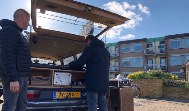 Barry Zegel en Marco van Sambeek draaien muziek bij de Gollards.