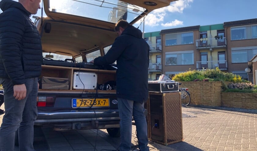 Barry Zegel en Marco van Sambeek draaien muziek bij de Gollards.