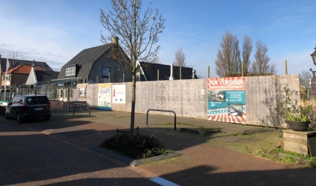 <p>De plek van de oude Plus in De Cocksdorp waar het hotel was beoogd.</p>