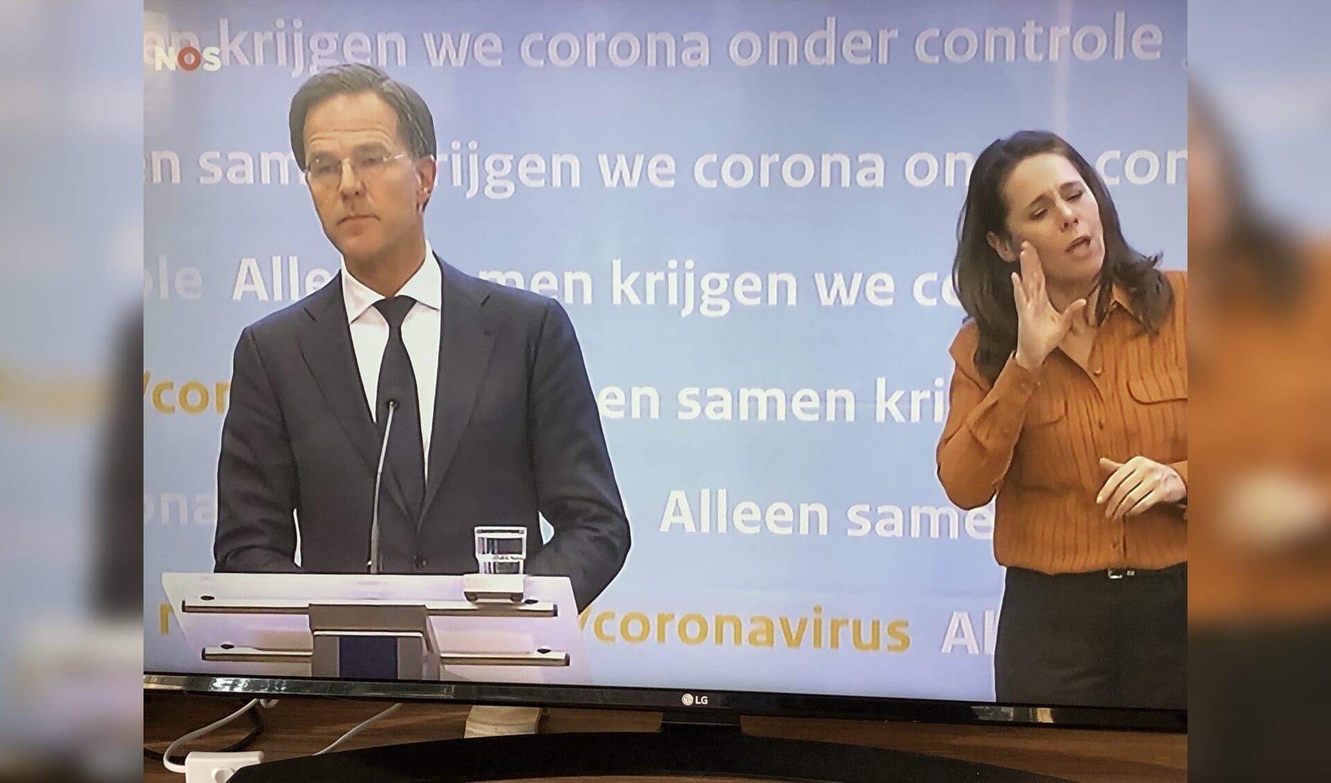Premier Rutte tijdens de persconferentie.