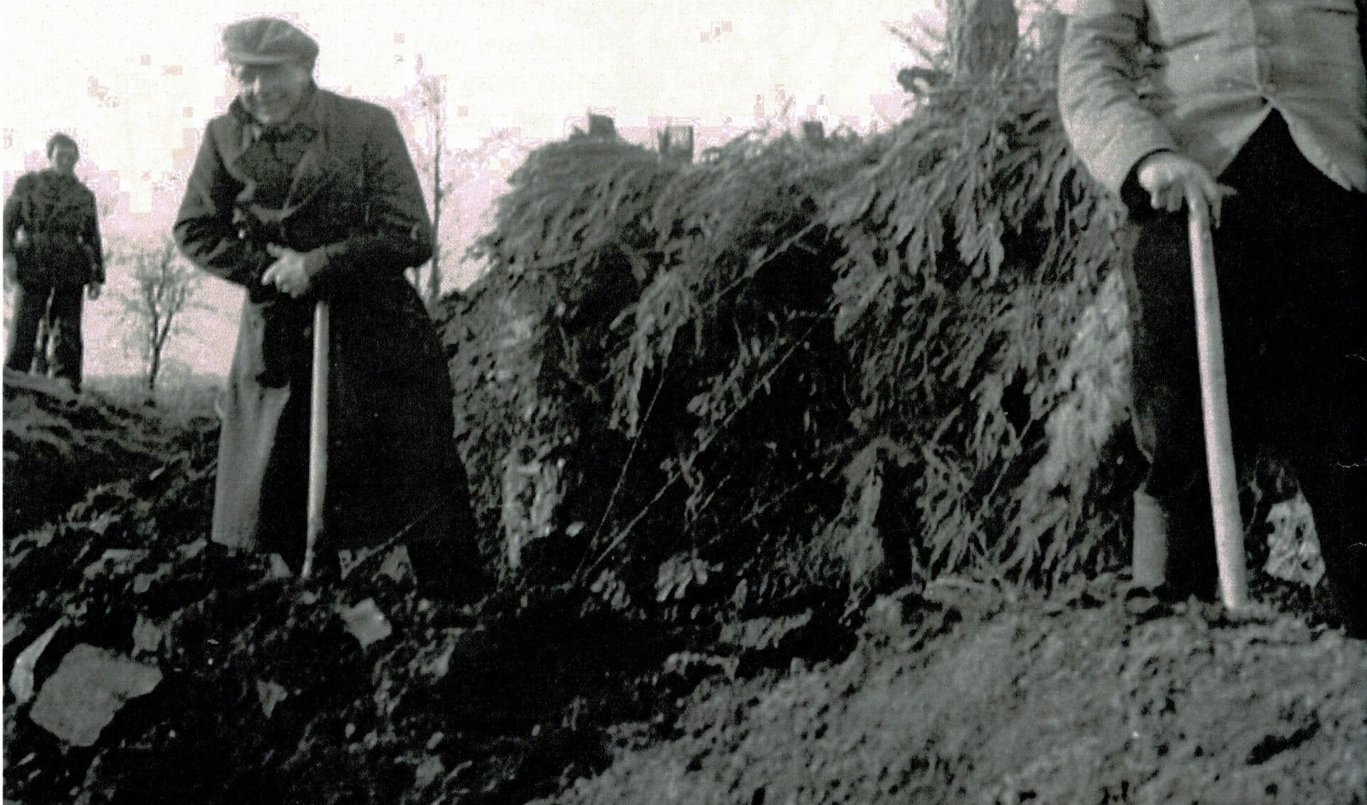 Zo'n 800 Texelaars werden in de omgeving van Assen in 1944 en 1945 gedwongen om tankvallen te graven. De man links met schop is Arie Koopman. 