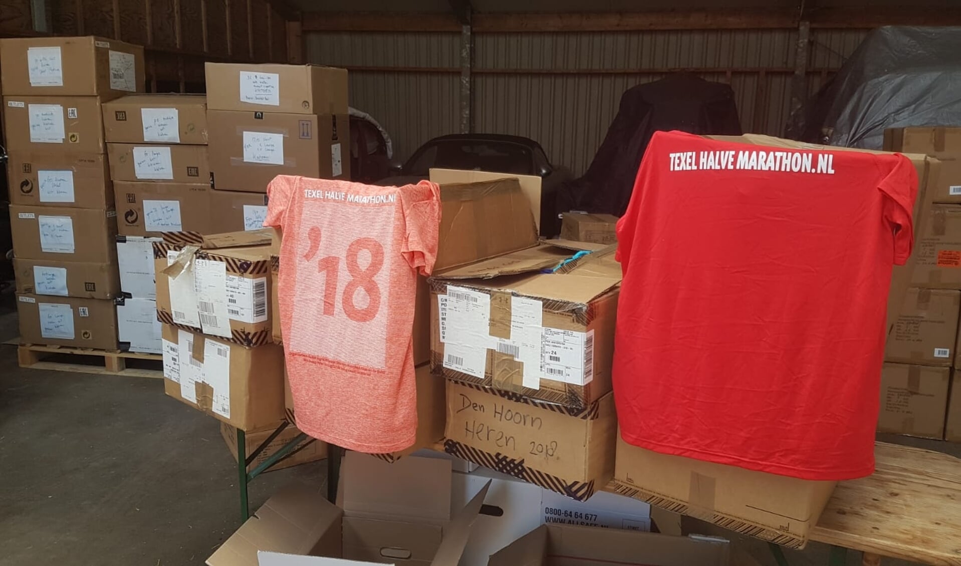 Overgebleven shirts van vorige edities van de Texel Halve Marathon.
