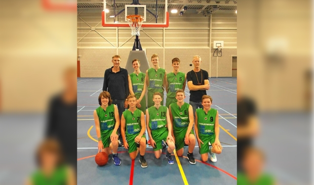 Het winnende basketbalteam De Marels.