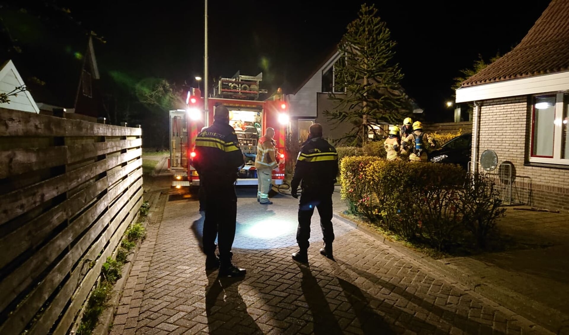 Hulpverlening bij de brand in Oosterend.