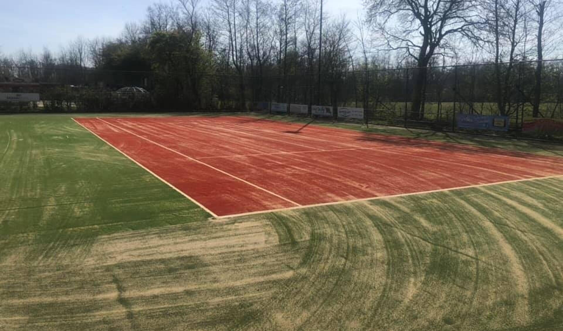 Een van de twee nieuwe tennisbanen van De Cocksdorp.