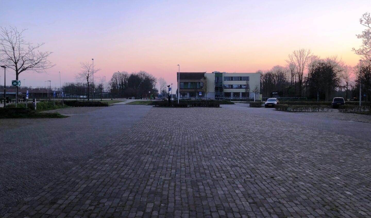 Het parkeerterrein, als gevolg van de coronacrisis zeldzaam leeg.