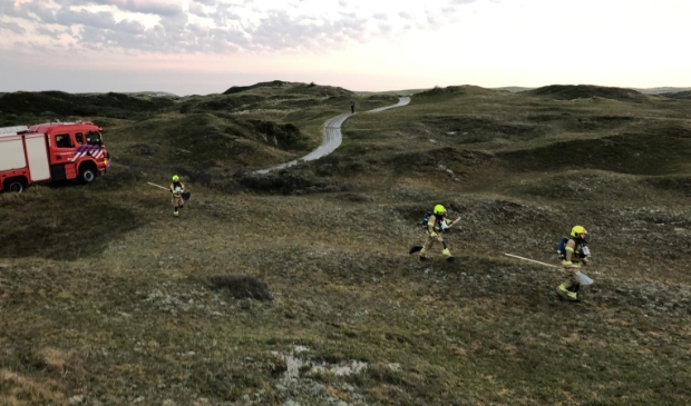 De brandweer gaat met vuurzwepen op pad.