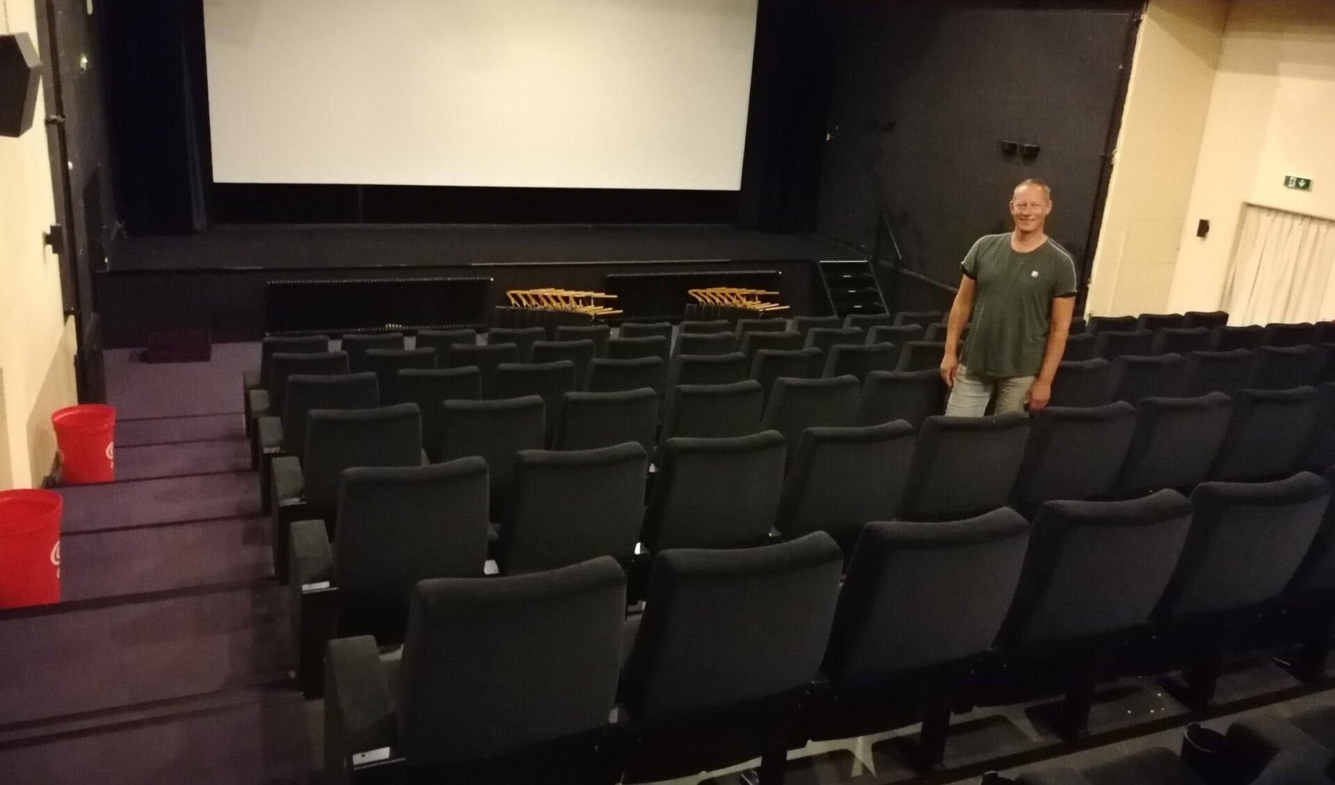 Elmar Keijser in de grote zaal van de bioscoop. Zoals te zien is, is er ruimte genoeg. 