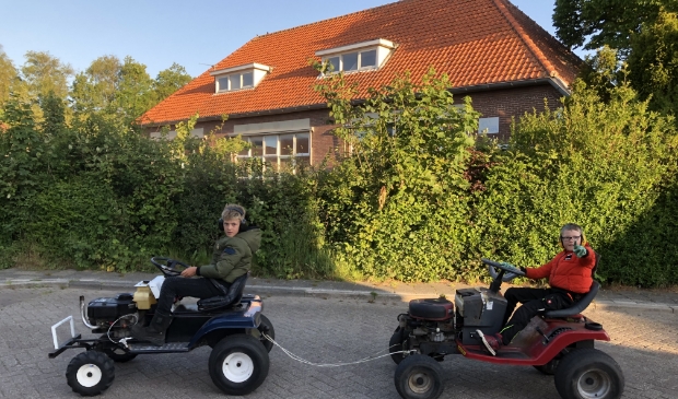 Jonge Oosterenders op de vroege Luilakmorgen.