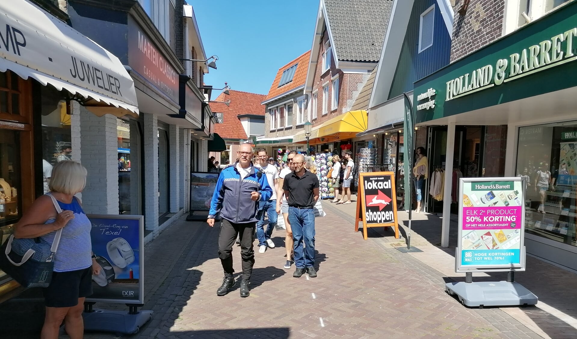 Zaterdagmiddag om 12:00 uur in de Weverstraat in Den Burg.