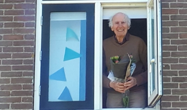 Bloemen voor de jarige Harry Hendriks.
