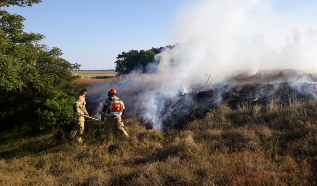 Brandweerlieden bij de bestrijding van de duinbrand.