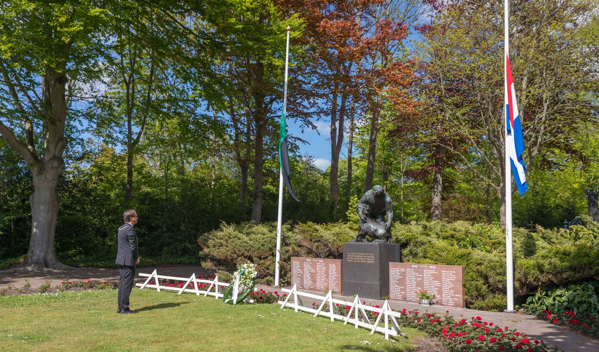 Burgemeester Michiel Uitdehaag herdacht maandagmiddag de slachtoffers van de Tweede Wereldoorlog op de Algemene Begraafplaats in Den Burg.
