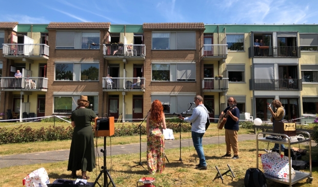 Optreden van Salty Strings voor de bewoners van de Gollards.