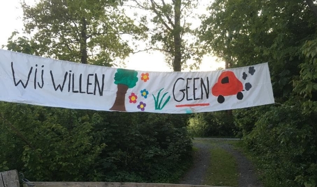 Dayenne en Dilaya maakten het spandoek met deze tekst: "Wij willen bomen, bloemen en gras! Geen uitlaatgas".